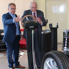 Besuch von Professor Würth bei Paravan in Aichelau
